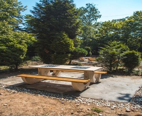 Ново място за отдих с пейки, израдено по програмата за облагородяване на калните точки, вече радва жителите в район “Подуяне”.