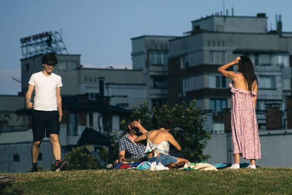 Стотици млади хора избират да живеят в София.