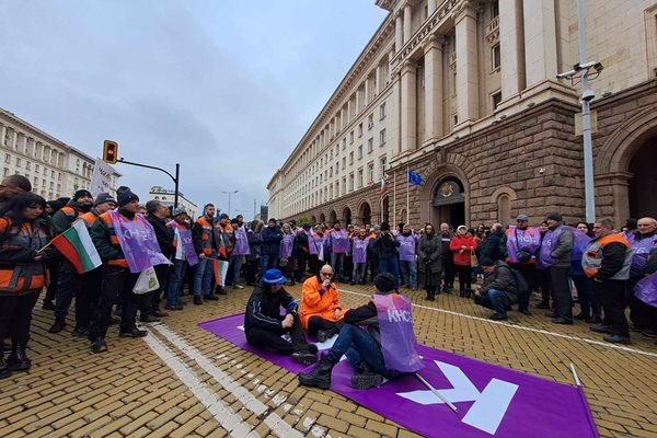 Миньорите затвориха "Дондуков% точно в 8,30 часа. 
СНИМКИ: ВЕЛИСЛАВ НИКОЛОВ