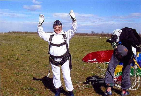 Скачащата с парашут 81-годишна Пенка:
Моля се на Господ и се мятам