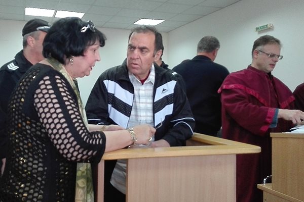 Иван Евстатиев с защитничката си Ташкена Колчева преди заседанието по делото на 25 април т.г., което се води при закрити врати в Пловдивския районен съд.