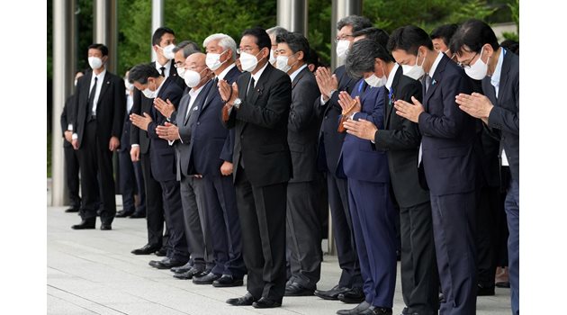 Министър-председателят на Япония Фумио Кишида, официални лица и служители отправят молитви в Токио