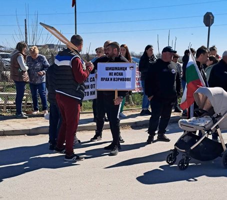 Млади, стари и деца излязоха на протест в Шишманци днес.