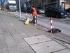 Във Велико Търново започна почистването на улиците от остатъците от пясъка, който бе разпръснат по време на последните валежи от дъжд и сняг за предотвратяване на заледявания.
Около 60 служители на общинското дружество 