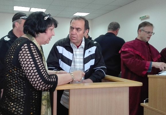 Иван Евстатиев с защитничката си Ташкена Колчева преди заседанието по делото на 25 април т.г., което се води при закрити врати в Пловдивския районен съд.