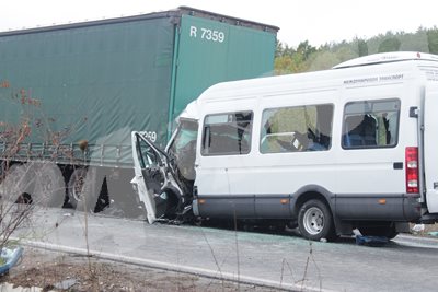 The fatal collision of the minibus on the Ukrainian truck killed three men at the scene, including the driver.  Photo: 24 hours PHOTO: 24 hours