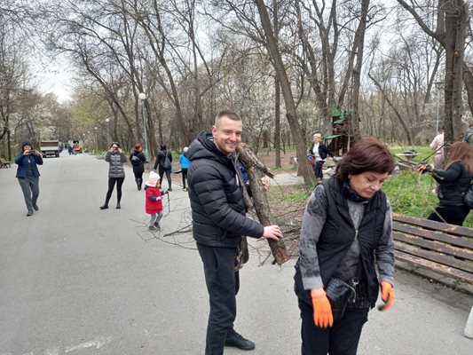 Директорът на ОП "Градини и паркове" Веселин Козарев участва активно в почистването на парк "Лаута".