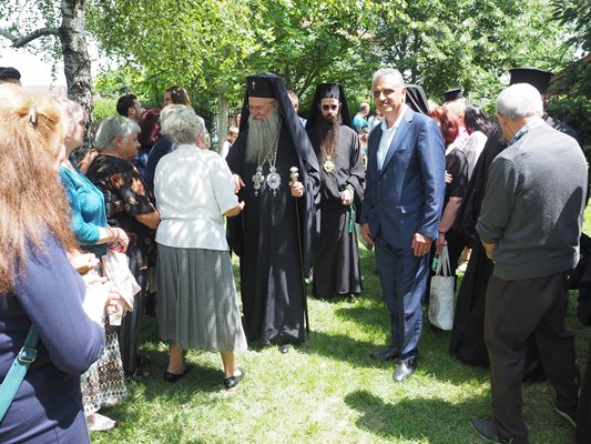 Кметът на община "Марица" Димитър Иванов подари икона на параклиса.