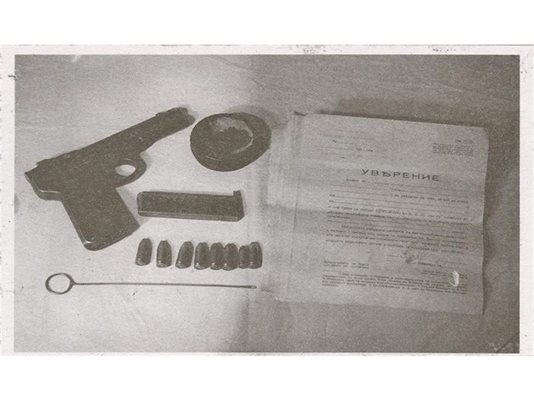 Пистолетът на Вапцаров с всички осем патрона в пълнителя, иззет като веществено доказателство, за който той си признава часове след арестуването му. Иззет е при втори обиска.