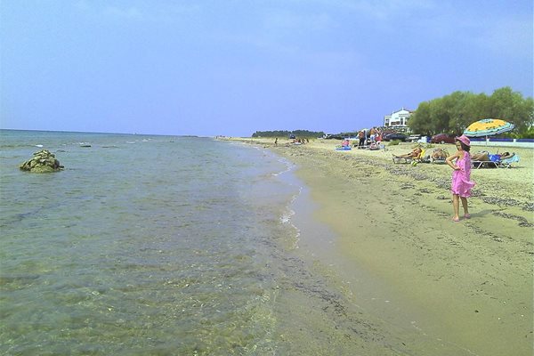 На плажната ивица в Созополи има само едно заведение.
СНИМКИ: МОМЧИЛ ИНДЖОВ