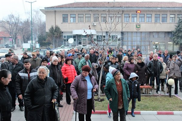 Митингите срещу Евстатиев в Стрелча са многолюдни.