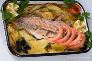 Риба с вино и печени картофи