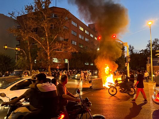 Полицейски мотор бе запален по време на протестите СНИМКА: Ройтерс