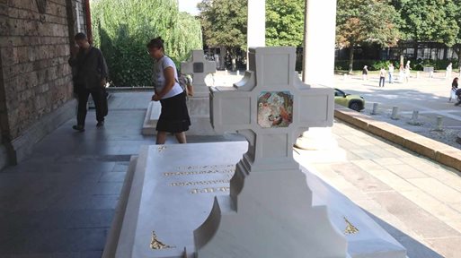 Поругаха гроба на патриарх Неофит за втори път (Снимки)