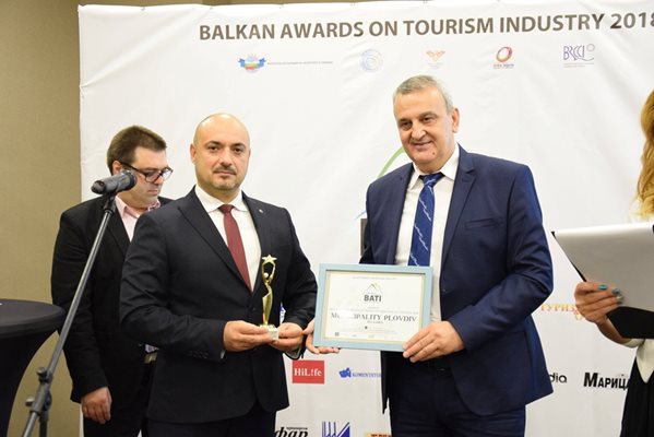 Зам.-кметът на Пловдив Александър Държиков (вдясно) получи наградите