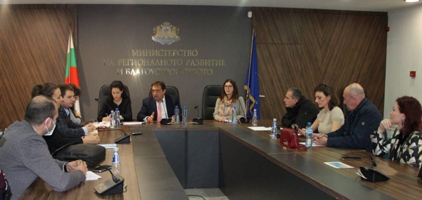 Министър Шишков се срещна с представители на строителния бранш по въпроси за индексацията на договорите за строителство