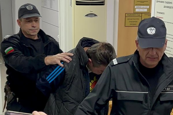 Иван Дачев крие лицето си на влизане в съдебната зала.