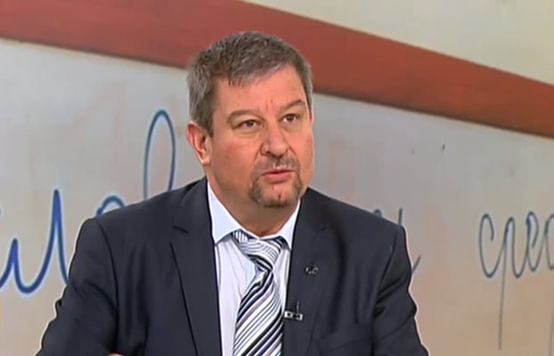 Юлиан Петров, председател на Синдикат "Образование" към КТ "Подкрепа". Кадър: Нова телевизия