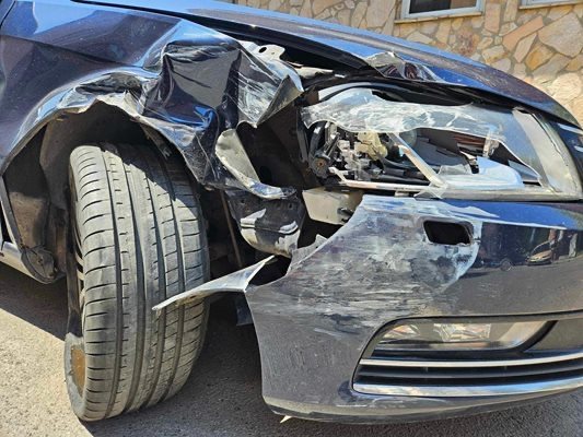 Кола не спря на стоп в Пловдив и се заби в такси, шофьорът и пътничка - в болница