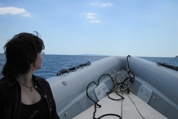 С лодка “Зодиак” към мястото, където ще бъде разпръснат праха на Вера Мутафчиева.
СНИМКИ: СЕМЕЕН АРХИВ