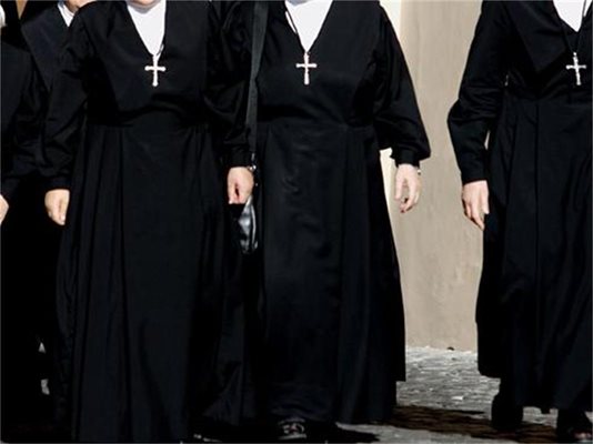 Нудист се развява гол пред монахини