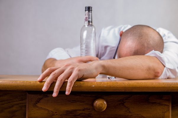 Според учените прекомерното пиене е консумация на 4 и повече напитки в рамките на 2 часа за жените и на 5 и повече напитки за мъжете. СНИМКА:Pixabay