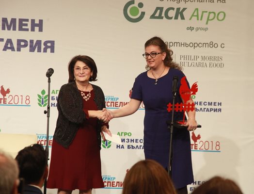 Милена Митова - Борисова победи в категорията “Млад агробизнесмен” в конкурса “Агробизнесмен на България”, организиран от най-престижния агровестник “Български фермер”. Отличието тя получи от Виолина Маринова (вляво), главен изпълнителен директор и председател на управителния съвет на Банка ДСК.