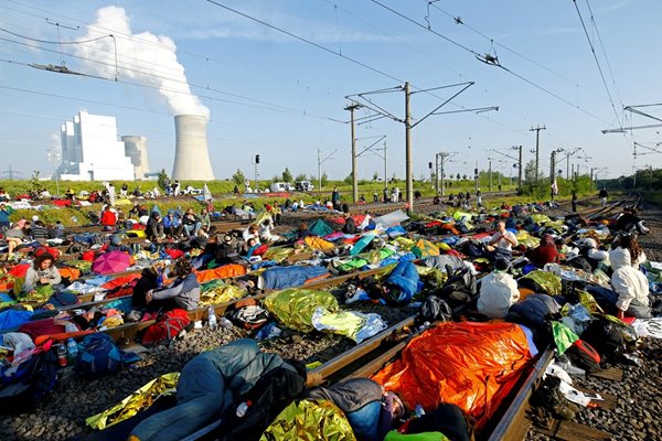 Екоактивисти блокират жп релси в знак на протест срещу въгледобивна мина край западния германски град Ромерскирхен.