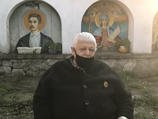 75-годишният Славчо Делев от Чирпан дари месечната си пенсия в размер от 270 лева на общинската болница в родния си град.
Снимка: Ваньо Стоилов