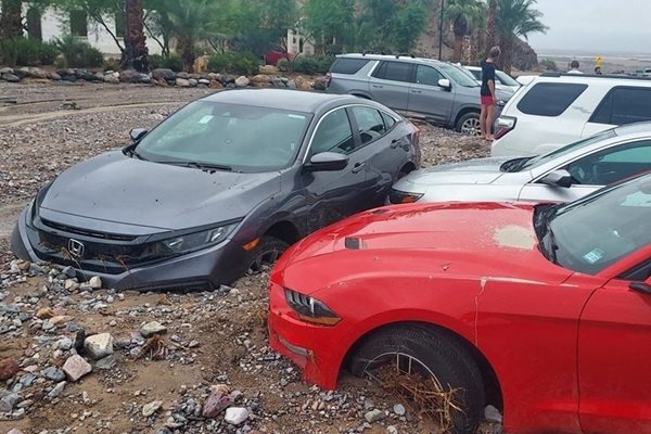 Около 60 автомобила са затрупани под отломки след наводненията в Долината на смъртта, Калифорния, САЩ.