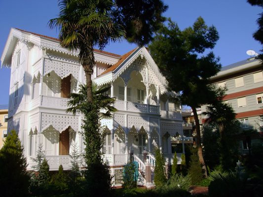 Къщата, в която според Уикипедия е станало подписването на договора. В нея днес (началото на 2013 г. - б.а.) живее семейството на турския бизнесмен Данъш Кьосе.