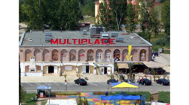 Така изглежда комплексът “Мултиплейс” през август 2005 г. Стрелката посочва къде е бил Георги Илиев в момента на стрелбата.
