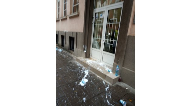 Протестиращи срещу избора на Гешев замерват ВСС с кисели млека. 
Тъй като нямат достъп до самата сграда обаче те уцелиха входа на Националния институт по правосъдието Снимки: Ана Михова