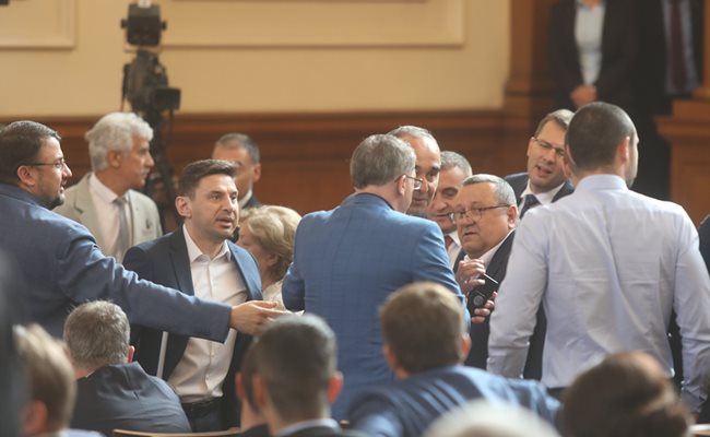 Росен Костурков (зад депутата, който е с очила и в гръб) обвини Халил Летифов, че го ударил с патериците си.

СНИМКИ: НИКОЛАЙ ЛИТОВ