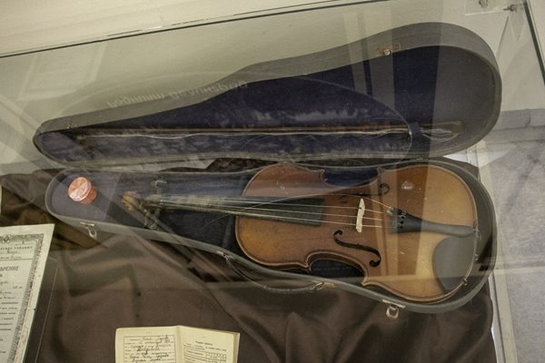 Цигулката на малкия Николай Гяуров

Снимки: Таня Калинова