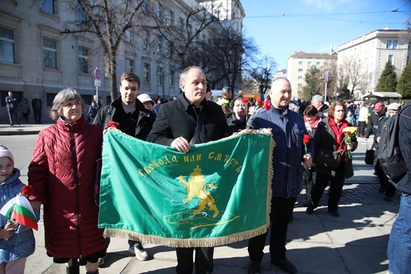 Десетки хора се стекоха да почетат паметта на Васил Левски
СНИМКА: Николай Литов