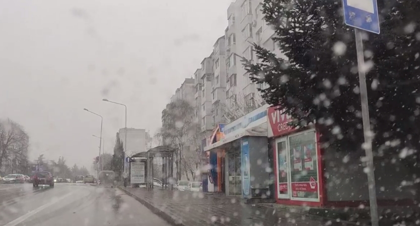 Първи сняг заваля във Варна (Видео, снимки)