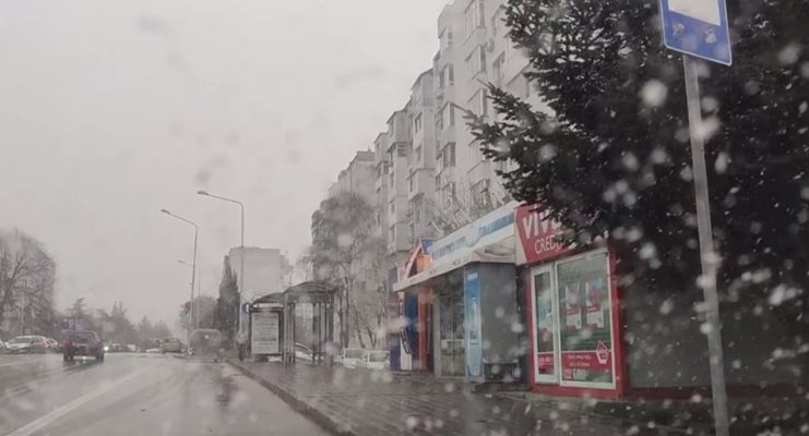 Сняг вали във Варна
СНИМКА: facebook/Дамян Дуков