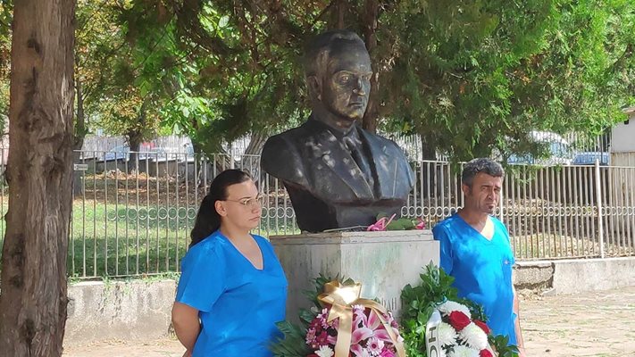 Паметникът на д-р Стефан Черкезов в двора на болницата във Велико Търново, която носи неговото име.