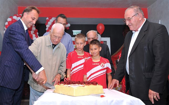 87-годишният Асен Рангелов разряза тортата