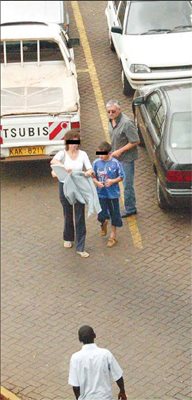 Красен Тенев заедно със съпругата на Герасим Николов и сина му влизат в голям мол в столицата на Кения Найроби.

