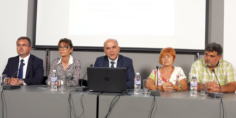 Социалният министър Бисер Петков представи промените заедно с представителите на пенсионните фондове Анастас Петров и Даниела Петкова (вляво на снимката) и на синдикатите Ася Гонева (вдясно).