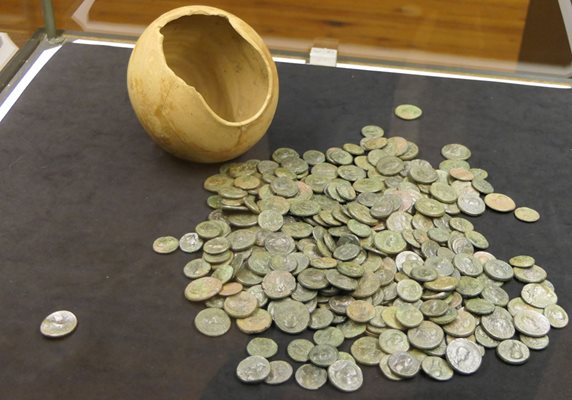 Гърне с 328 антични монети е сред експонатите в изложбата в НАИМ. СНИМКИ: ПРЕСЦЕНТЪР НА МВР