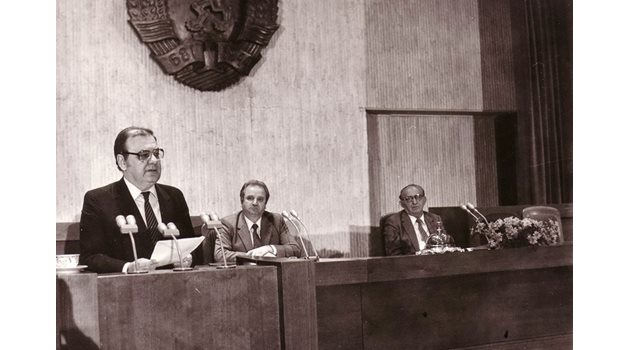 10 ноември 1989 г. Живков не може да повярва, че е лишен от всички постове. 