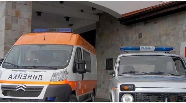 Полицейска кола и линейка пред болницата. Снимка: Архив