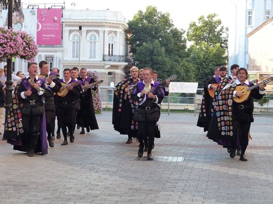 Мариачите от "Ла Туна" ще зарадват пловдивчани тази вечер.