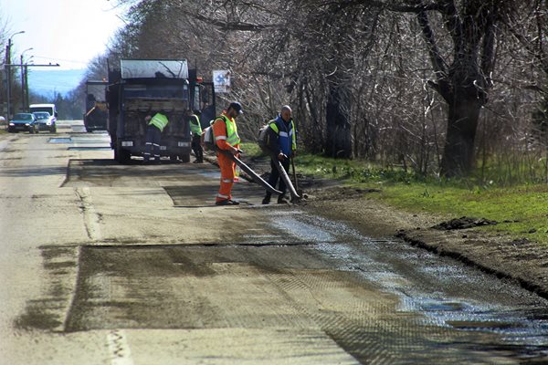 Студеното рециклиране представлява ремонт на пътя, без да се стига до почвата отдолу, което би било вече основен ремонт, смята ДНСК.

СНИМКА: РУМЯНА ТОНЕВА