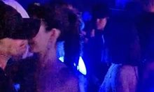 Заснеха Лео Ди Каприо и Витория Черети да се целуват в нощен клуб (снимки)