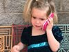 Забавно видео с 2-годишно момиче, което звъни на гаджето й, стана хит в интернет (Видео)