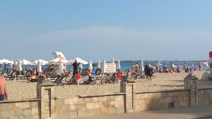 Има голяма вероятност трето поредно лято черноморските плажове да са полупълни. 

СНИМКА: “24 ЧАСА”
